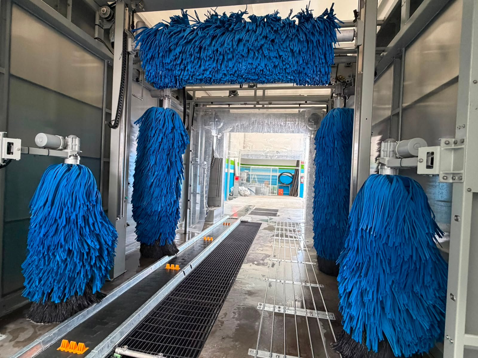 Interior de la máquina automatizada con cepillos azules